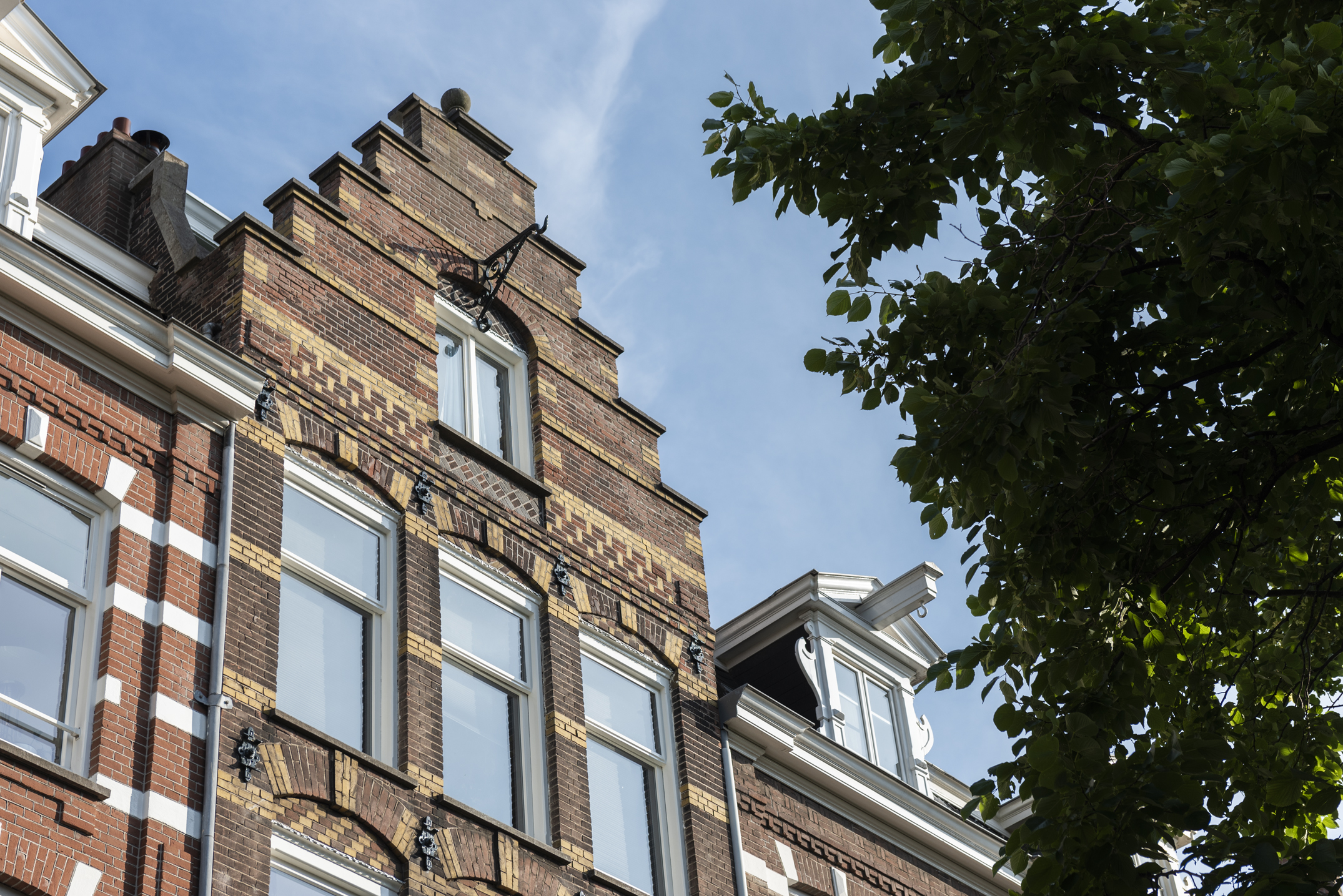 Geschilderde gevel aan de Potgieterstraat in Amsterdam